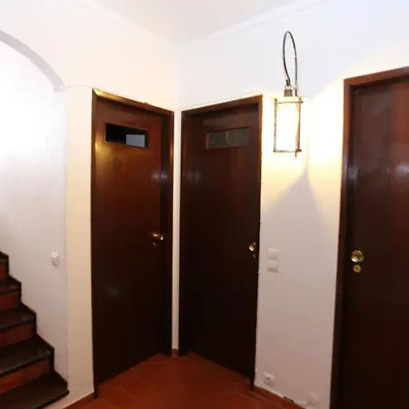V - Seacliff Apartment