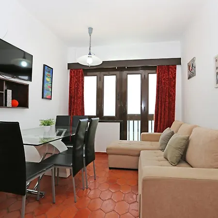 V - Seacliff Apartment *