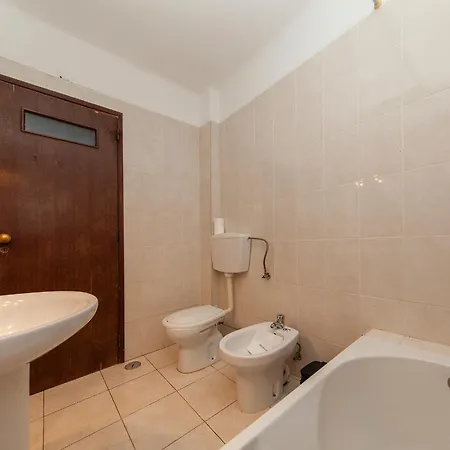 V - Seacliff Apartment *