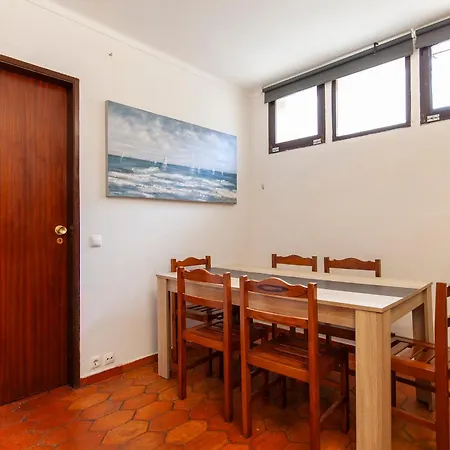 V - Seacliff Apartment *