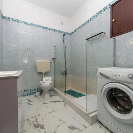 V - Seacliff Apartment
