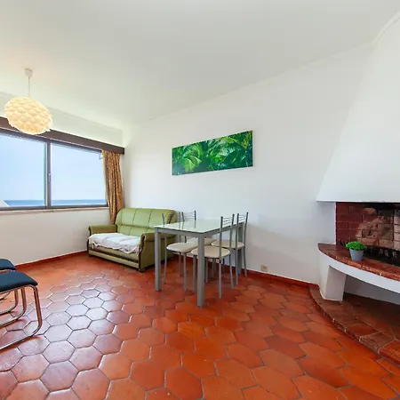 V - Seacliff Apartment *